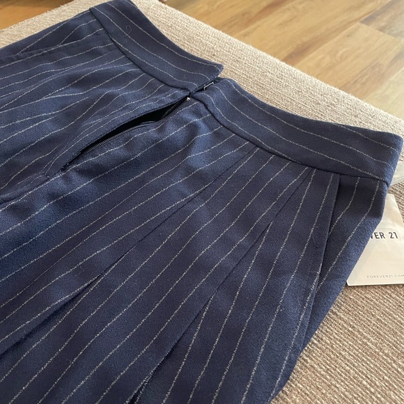 Brand New! Forever 21 Women's White and Navy Striped Trouser Pants. - Picture 4 of 4